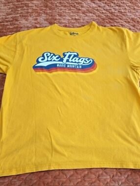 Mens Yellow Six Flags/ Magic Mountain Graphic Tee XL Great Cond.
